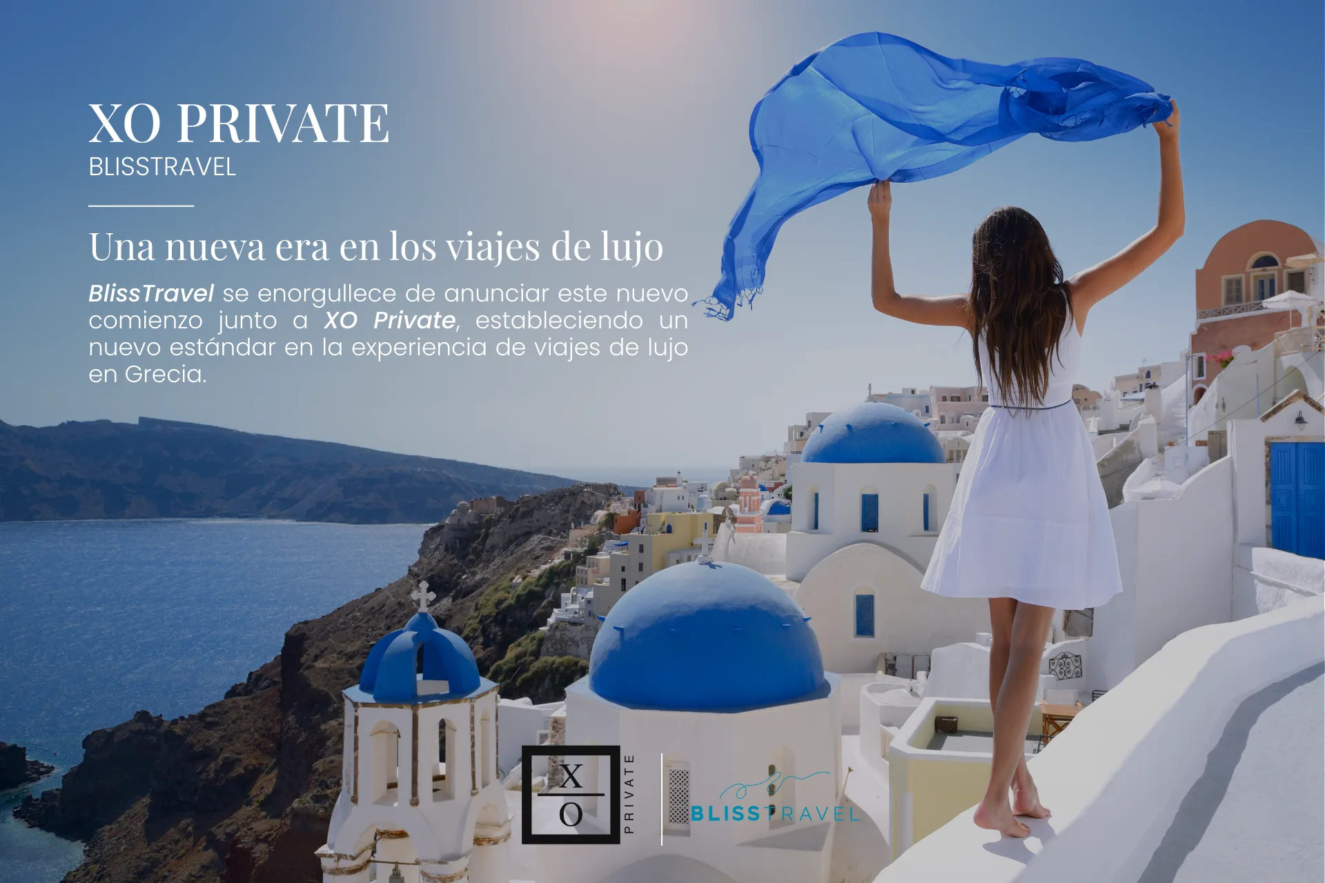 Una mujer con una bufanda azul camina por una isla griega, con casas blancas e iglesias de cúpulas azules al fondo. Una mujer con una bufanda azul camina por una isla griega, con casas blancas e iglesias de cúpulas azules al fondo.